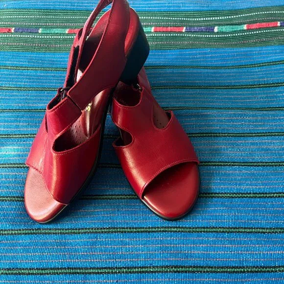 SAS cherry red velcro sandals like new size 7 - Picture 5 of 5